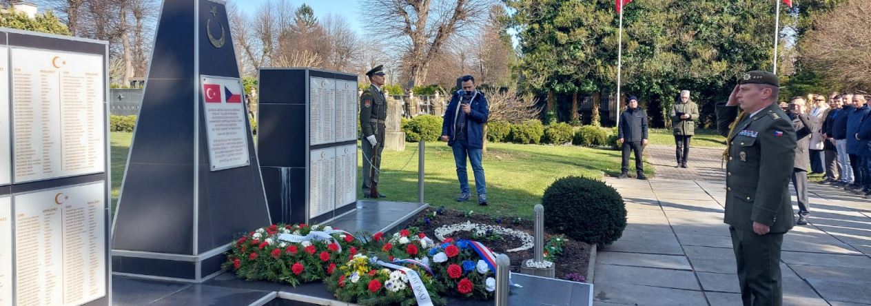 Uctění památky padlých tureckých vojáků na hřbitově v Pardubicích