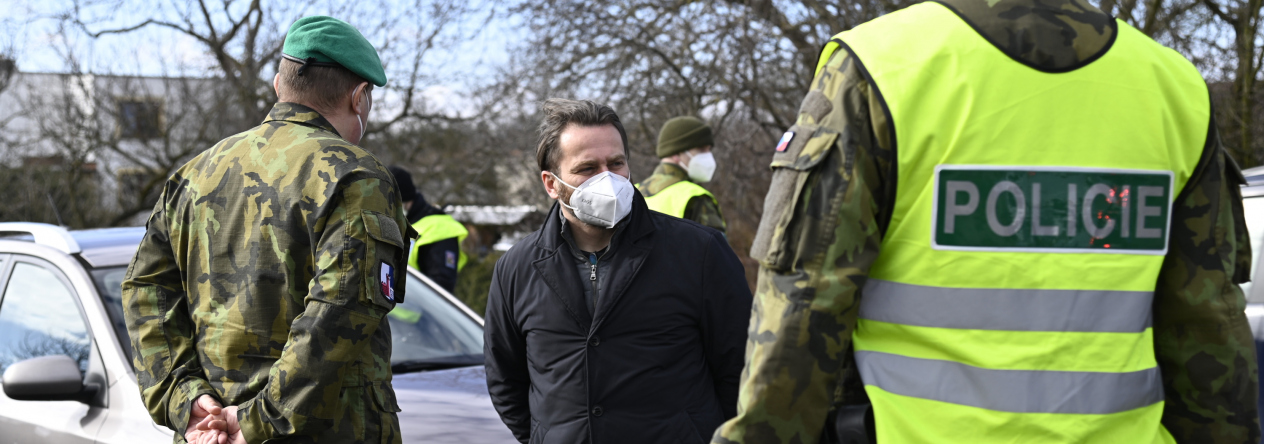 Poslanec Řehounek se seznamuje s činností smíšených hlídek policie a armády na stanovišti.