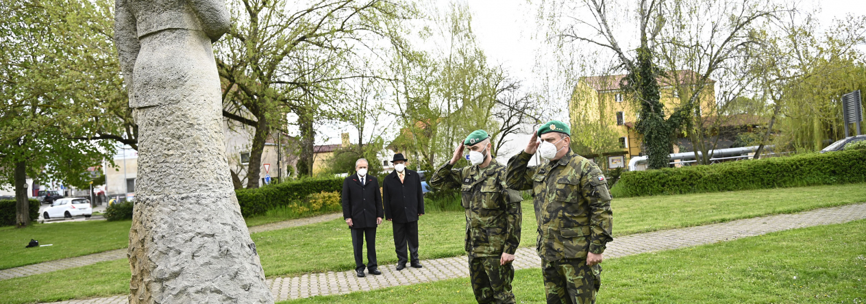 Ve městě Sezemice uctili památku starosta Sezemic Martin Staněk, místostarosta Ladislav Kubizňák spolu s plukovníkem Petrem Holým u pomníku Alfréda Bartoše a u pomníku Obětem II. světové války.