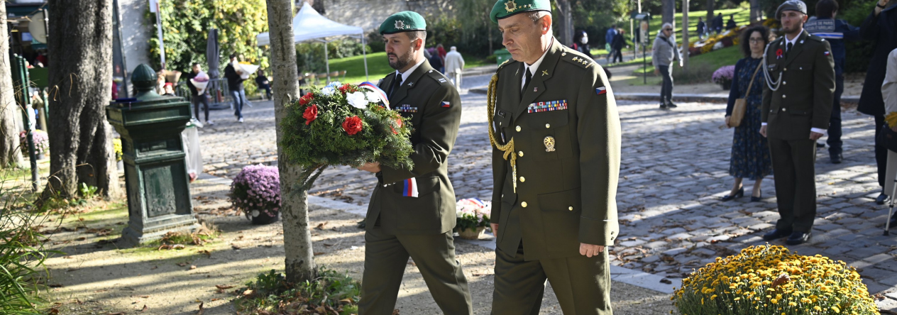 ceremonie na největším pařížském hřbitově Père–Lachaise