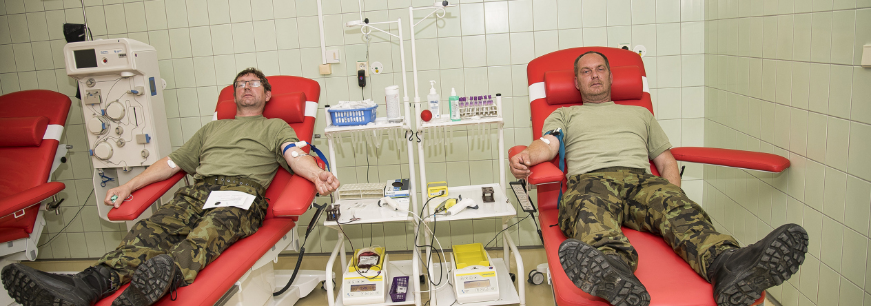 Vojáci z pěší roty Aktivní zálohy Krajského vojenského velitelství Pardubice praporečníka Karla Bezdíčka darovali krev v Pardubické nemocnici.