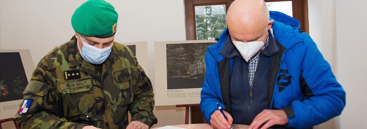 Ředitel Krajského vojenského velitelství Pardubice a správce Zámečku Pardubice podepisují Memorandum o spolupráci