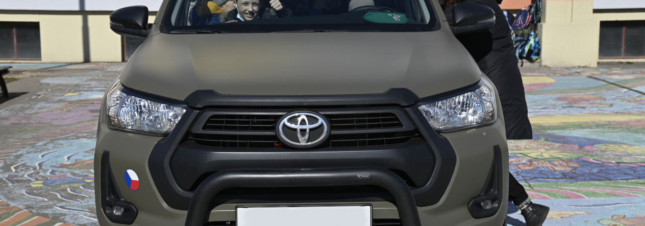 Dětem se líbila prohlídka nového terénního vozidla Toyota Hilux